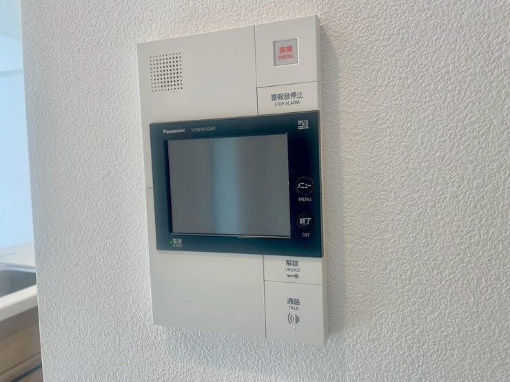 【Facilities】来訪者を確認できるモニター付きインターホンで、防犯面も安心です。
