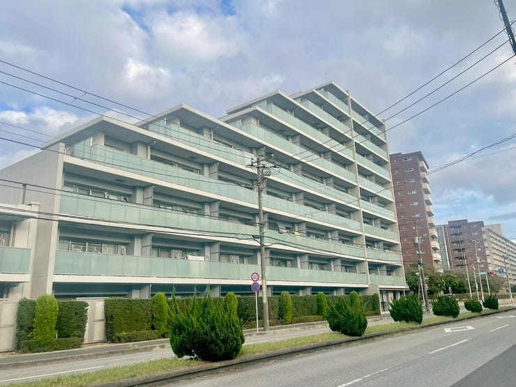 【Exterior】シンプルながらも機能性を感じる外観が魅力。静かな住宅街に建つマンションです。