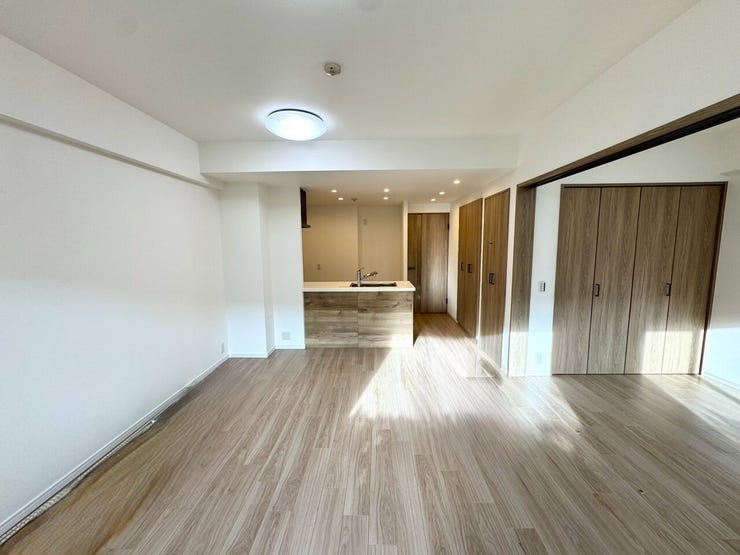 【Living】洋室が隣接しているため、生活スタイルに合わせて空間を使い分けられます。