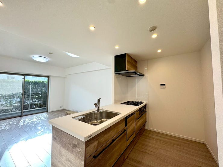 【kitchen】広めのキッチンは料理のしやすさを追求した設計。収納も豊富で作業がしやすい空間です。