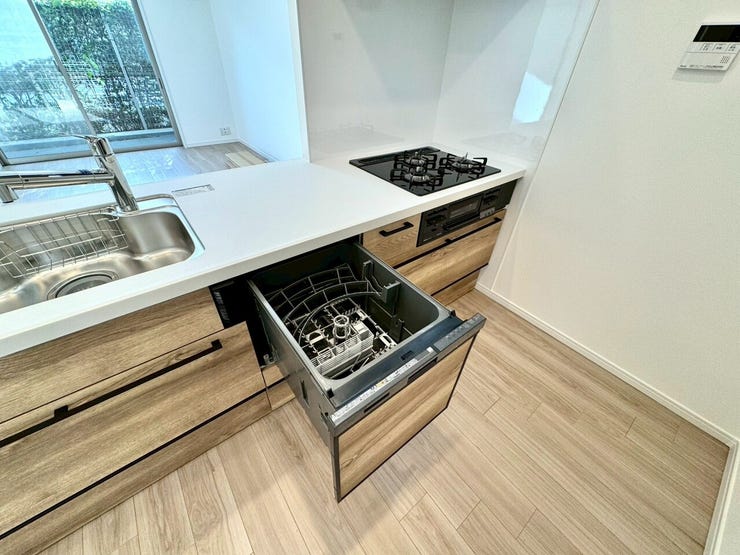 【kitchen】家事の時短に便利な食洗機付き。手洗い不要で毎日の負担を軽減します。