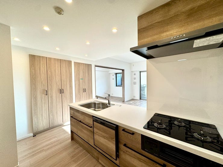 【kitchen】効率よく使える広々キッチン。収納力も高く、料理の時間がスムーズに。