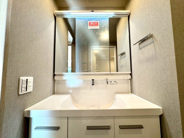 【Washroom】壁付け水栓でカウンターまわりが広々。洗面スペースがより快適になります。