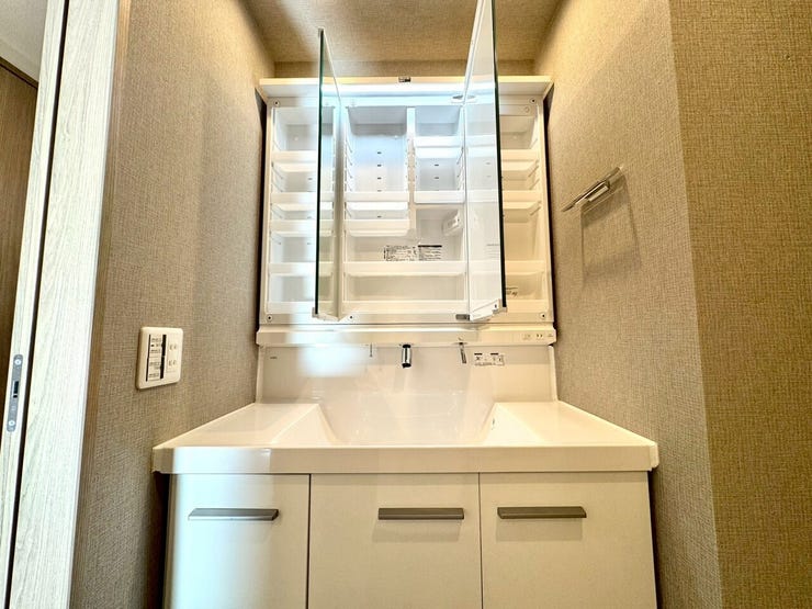 【Washroom】すっきりとしたデザインで、毎日の生活が快適に。収納も豊富な洗面所です。