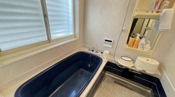 白やパステルカラーと比べて、軽い汚れやくすみが目立ちにくいネイビーの浴槽!