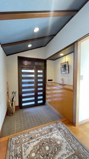 シューズボックスの上に小物が置けます!ダウンライトが土間からホールまで縦に設置されているので明るい!