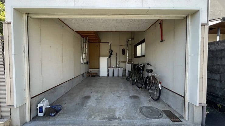 シャッターは電動だから開け閉めもラクラク!タイヤの収納や自転車も置けます◎