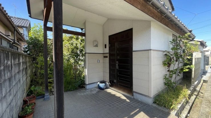 鍵どこだっけ?と探し物中でも屋根があるので雨に濡れにくい!