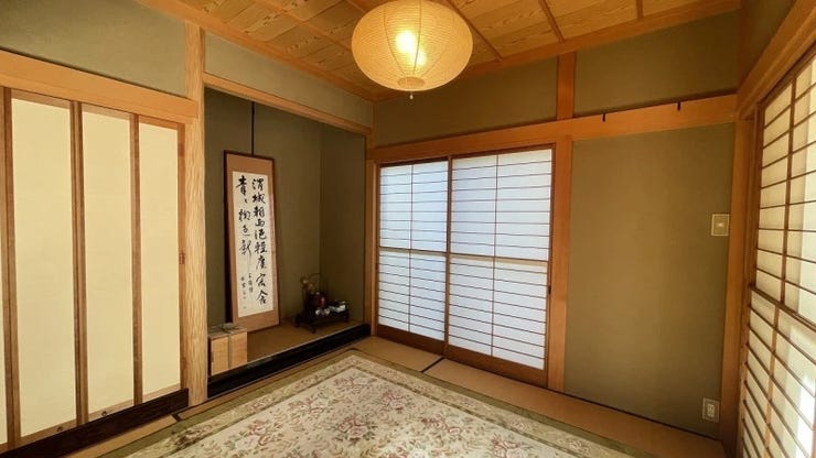 座ったまま景色が楽しめる、雪見障子のある和室!障子の下半分を上にスライドさせて開けることができます!