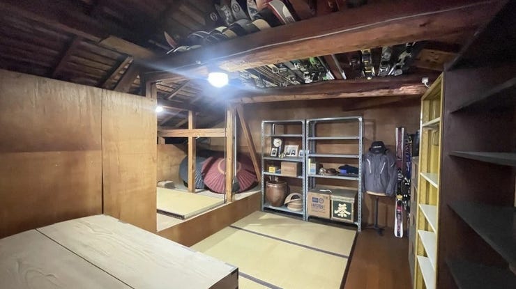 屋根裏!たっぷり収納できます!日光が当たらないので日焼けさせたくないアイテムも綺麗に保管できます◎