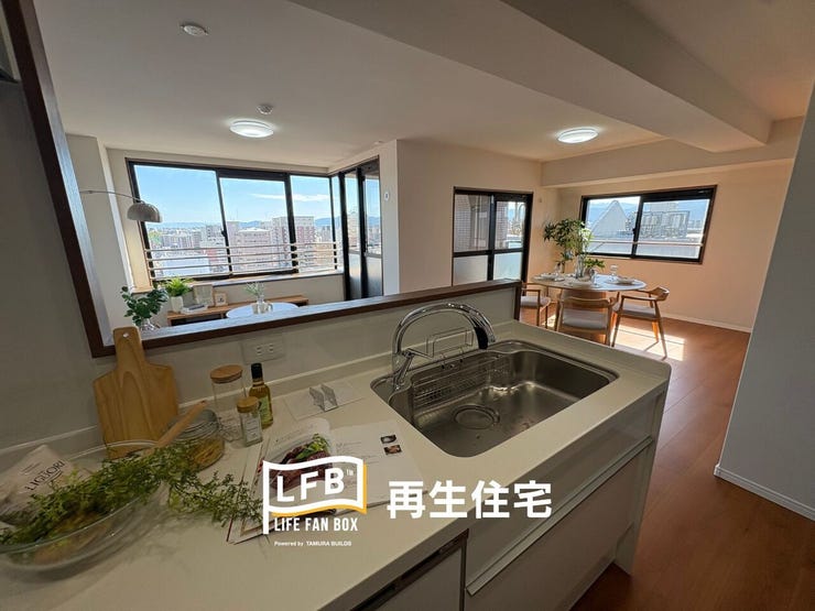 リビングを見渡せる対面式キッチンは、子育て世代に大人気。真っ白なシステムキッチンは清潔感があり、調理スペースも広々。新規交換の食洗機付きで、忙しい毎日の家事をサポートします!