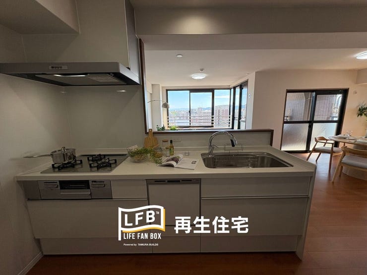 リビングを見渡せる対面式キッチンは、子育て世代に大人気。真っ白なシステムキッチンは清潔感があり、調理スペースも広々。新規交換の食洗機付きで、忙しい毎日の家事をサポートします!