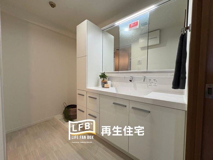 【新規交換済みの洗面台!】 忙しい朝も快適な、三面鏡付きのシャンプードレッサー。収納も豊富で、化粧品や洗剤もすっきり片付きます。清潔感あふれるホワイトで統一された、明るいサニタリー空間です。