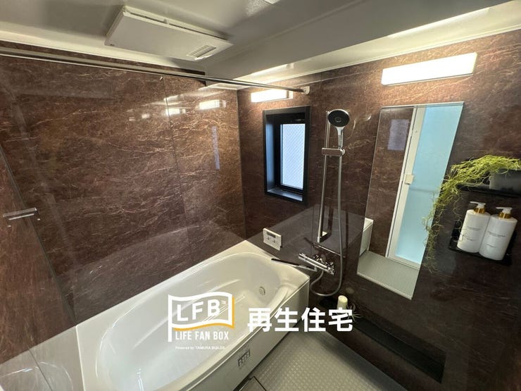 落ち着いた雰囲気のバスルーム。ゆったりとした浴槽でリラックスタイムをお楽しみいただけます。