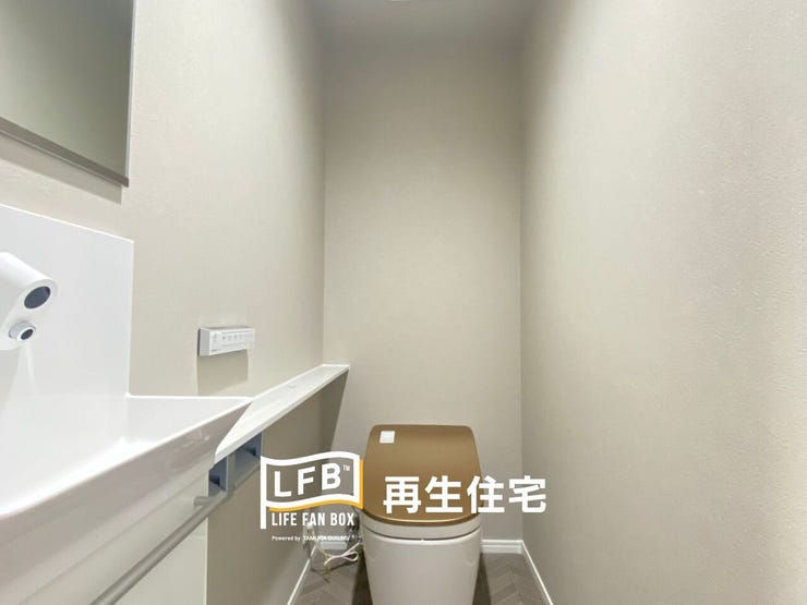 温水洗浄便座付きの快適なトイレは、上質な空間を演出するブラウンの便座がアクセント。手洗い器も設置されており、常に清潔にご利用いただけます。