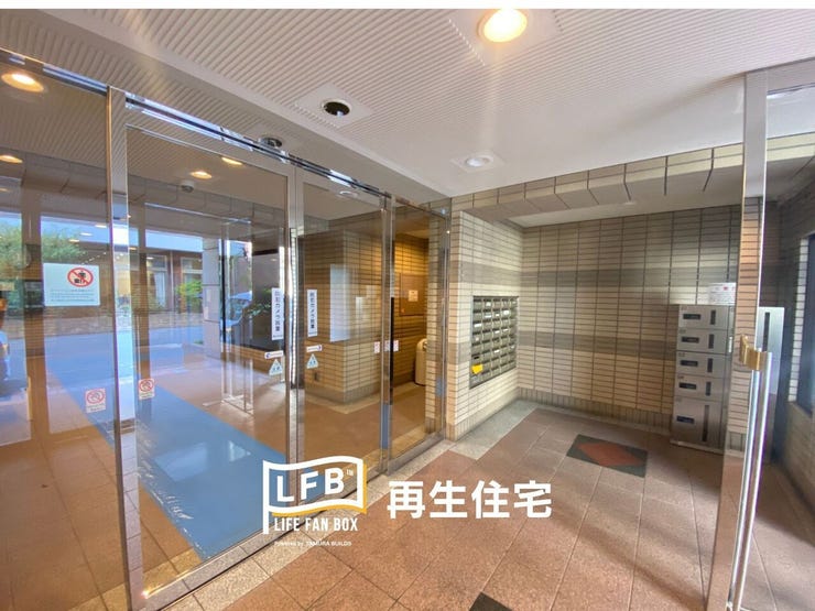 オートロックでセキュリティも万全。管理体制の良さが伺える、清潔感あふれるエントランスホールです。