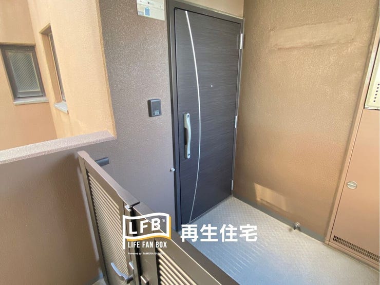 モダンなデザインの玄関ドア。訪問者を確認できるTVインターホン付きで、お子様やお留守番の際も安心です。