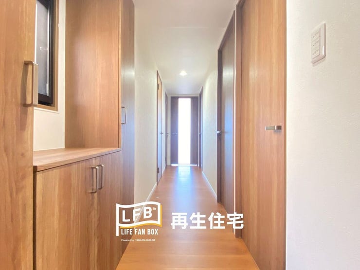 美しい木目調で統一された明るい廊下。大容量のシューズボックスがあり、玄関周りをいつもスッキリ保てます。
