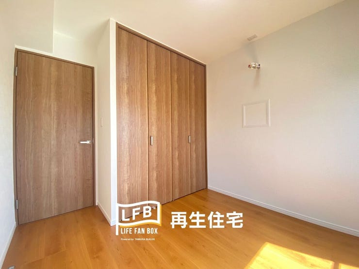 全室に収納を完備。クローゼットの木目扉がアクセントになり、明るくモダンな印象です。お子様の成長やライフスタイルの変化に合わせて、フレキシブルにお使いいただけます。
