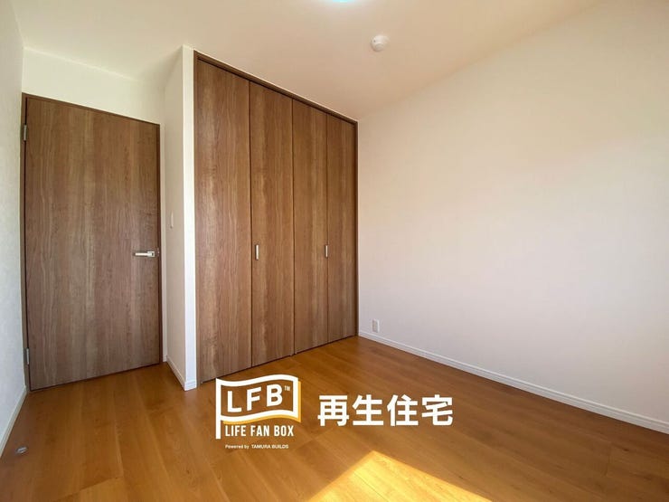 全室に収納を完備。クローゼットの木目扉がアクセントになり、明るくモダンな印象です。お子様の成長やライフスタイルの変化に合わせて、フレキシブルにお使いいただけます。