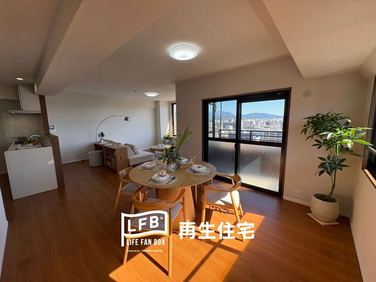 家具を配置してもこのゆとり。大きな窓からたっぷりの陽光が降り注ぎ、笑顔が集まる快適な空間です。洗練された内装が魅力。