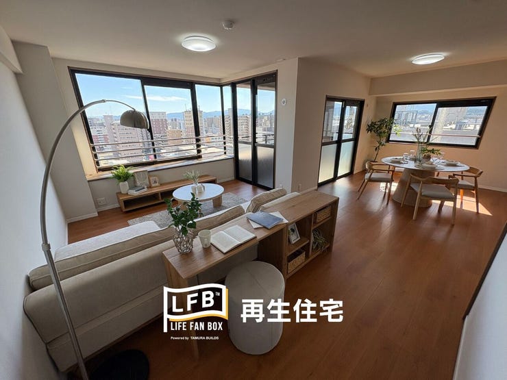 暖かみのある明るいフローリングが開放感を演出。バルコニーに面した窓からは開放的な眺望が広がります