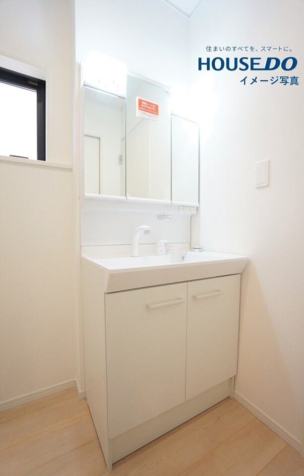 身だしなみを整えやすい三面鏡を採用しています。鏡の後ろの収納スペースも散らかりやすい洗面スペースをすっきり使えて嬉しいですね!