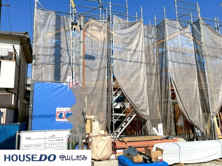 【南向き】太陽の光をたっぷりと浴びることができ、冬は暖かく、夏は爽やかな風が通り抜ける、心地よい空間が広がります。日当たりが良いため、室内が自然に明るく、庭やバルコニーでのリラックスタイムも充実です。