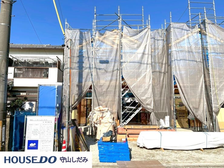 【駅まで徒歩15分圏内】便利さと落ち着きのバランスが取れた立地。駅近の便利さを享受しつつ、徒歩圏内で自然豊かな環境が広がり、静かな生活が実現できます。少し歩くことで、生活に彩りを加えてくれます。