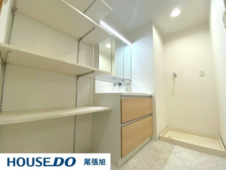 【洗面台/洗面所】日常の使い勝手の良さにこだわった清潔感のある洗面化粧台。大きな鏡が特徴です。鏡の裏に歯ブラシや化粧水、整髪料などの小物を隠して収納でき、生活感を出さずに綺麗な空間を保てます。