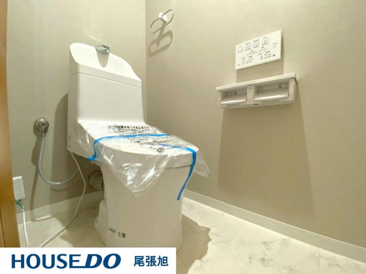 【トイレ】明るく、ひろびろとしたトイレです。掃除もしやすく、綺麗を保てます。ご自分の好きなアロマや芳香剤を置いて落ち着く空間を演出するもの良いですね♪1人になれる空間ですから、リラックスしたいですね。