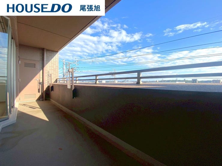 【バルコニー】日当たりの良い広さ十分の使い勝手の良いバルコニー。お布団や衣類などのお洗濯物を気持ちよく干せそうです♪南面にあり陽当たり良好!たっぷり陽を浴びたお布団や衣類は気持ちよさそうです♪