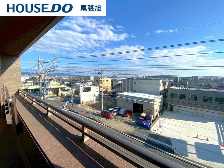 【南向き】太陽の光をたっぷりと浴びることができ、冬は暖かく、夏は爽やかな風が通り抜ける、心地よい空間が広がります。日当たりが良いため、室内が自然に明るく、庭やバルコニーでのリラックスタイムも充実です。