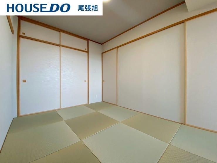 【和室】日本を感じる和室です。和の雰囲気が素敵なお部屋です。明るく居心地が良いちょっとしたお部屋は、なにかと重宝します♪お子様のプレイルームとして、客間として、様々な使い方ができそうですね♪