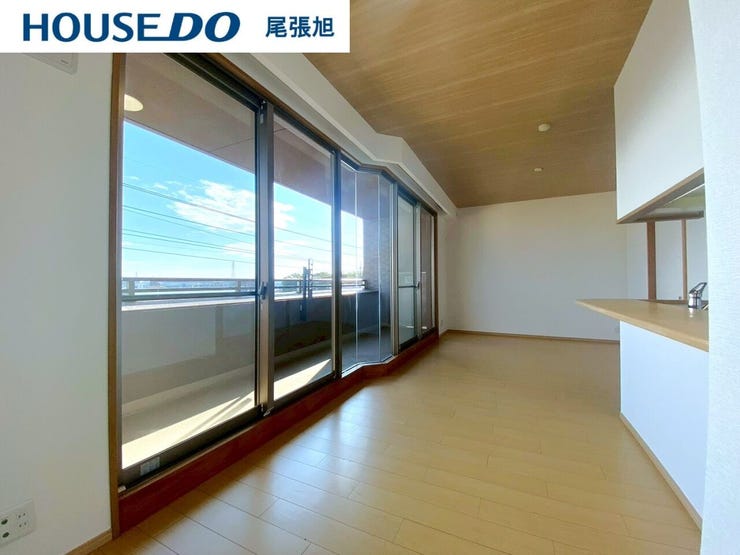 【リビング】開放感のあるリビング。掃き出し窓から採光を確保することができ、明るい空間で家族団らんできます♪ダイニングテーブルを置いてもゆとりのある広さなので、心地よい食事の時間をお過ごしいただけます♪