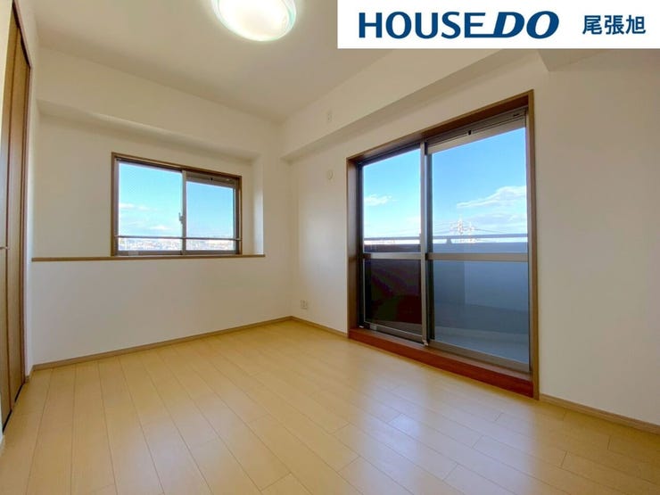 【洋室】多数の洋室があるため、それぞれ各部屋でプライベート空間をお楽しみいただけます。収納も完備しているのですっきりとしたお部屋でお寛ぎいただけます。2面採光のため、日当たりも良好です!