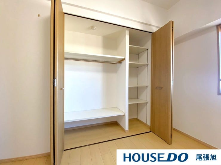 【クローゼット】洋室にある大容量のクローゼットです。枕棚付きで、小物の収納も便利!お隣の洋室にも大容量のクローゼットが付いています♪各部屋収納たっぷりございます。お部屋をすっきりと保てそうですね♪