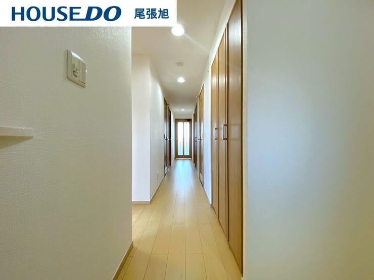 【1階 廊下・ホール】玄関を開けてすぐ目の前に広がる広々としたホールです。わが家に帰った時に言う「ただいま」その言葉が何十年にもわって元気よく響くような、家族が帰りたくなる快適な住まいがテーマです。