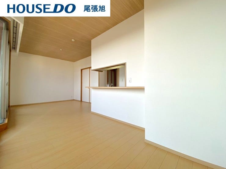 【ダイニング】ダイニングテーブルを置いてもゆとりのある広さで、収納もしっかり◎腰窓からの採光で明るい空間となっており、心地よい食事の時間をお過ごしいただけます♪