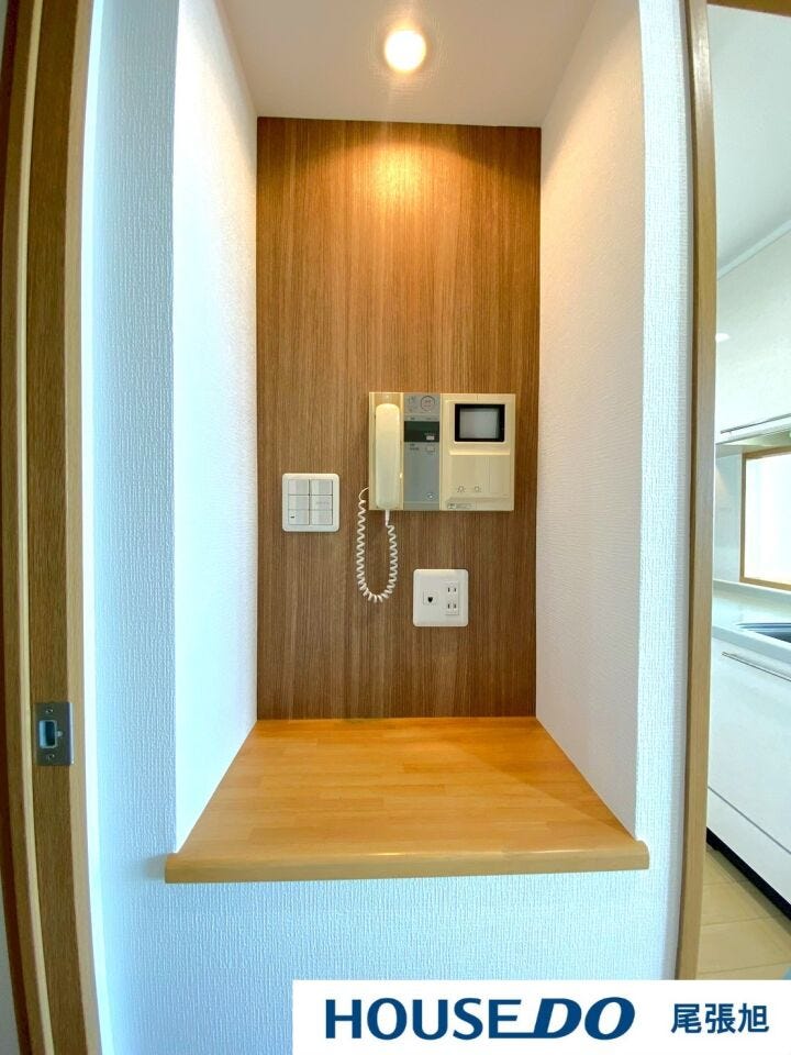 【インターホン】来客時に便利なモニター付インターホン。玄関ドアを開けることなく夜間でも訪問者の顔をモニターで確認できるため、トラブル防止にも繋がります。奥様やお子様のみのご在宅でも安心の防犯設備です!