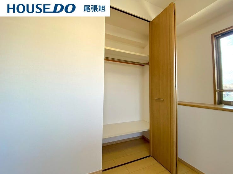 【クローゼット】洋室にある収納です。高さと奥行きがあり、かさばりがちな衣類をまとめて収納できます。各部屋収納たっぷりの間取りとなっております。部屋ごとに設けた収納は住みやすさへのこだわりです。