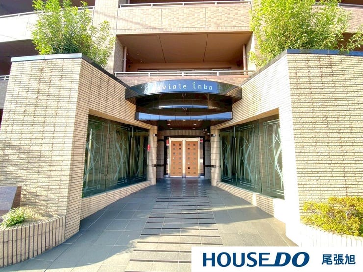 【エントランス】清潔なエントランスが迎えてくれる、上質な暮らしの始まり。落ち着いた雰囲気の中で、毎日が特別に感じられる空間。家に帰るたび、心地よい安心感を感じさせるエントランスで、暮らしがより豊かに。