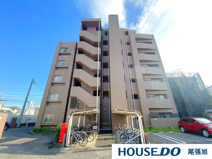 【建物外観】爽やかな青空の下に贅沢なほどに降り注ぐ陽光、豊かな居住性と、クオリティが見事に調和した住空間は、住まうことの喜びを感じさせてくれます。良好な住環境が保たれたエリアで新生活を過ごせます