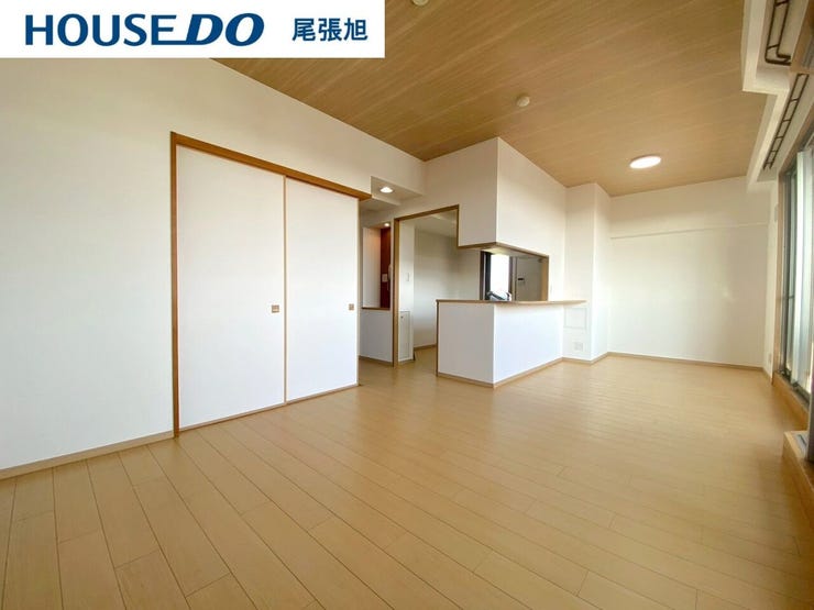 【リビング】
【リビング】光が優しく差し込む明るいリビング♪自然と家族が集まり、最高の家族団らんのお時間をお過ごしいただけます♪ひろびろとしたLDKで、ソファや4人掛けテーブルを置いても使いやすい配置です。