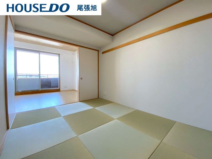 【和室】リビングの隣にある和室です。お子様のお昼寝スペースや、家事スペース、来客用の個室にと、あると嬉しい空間。収納もあり、置き場所に困りがちな布団や季節ものの収納場所にも重宝します。