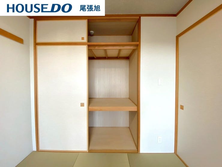 【押入】収納力沢山の押し入れで、生活空間をすっきり整理。季節ものや大きな物もすっきり収納でき、無駄なスペースをなくします。扉を開ければすぐに取り出せる便利さが魅力。しっかり収納できる頼れる収納空間です