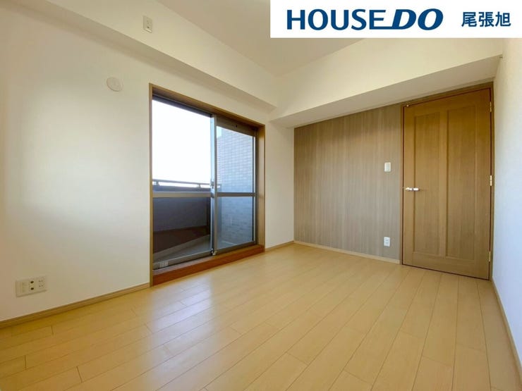 【洋室】明るい雰囲気の洋室です。広々とした明るいお部屋で、陽射しもたっぷり入ってきます。収納もご夫婦の衣類がたっぷり収納できるクローゼットがございます。ご夫婦のご主寝室にいかがでしょうか♪