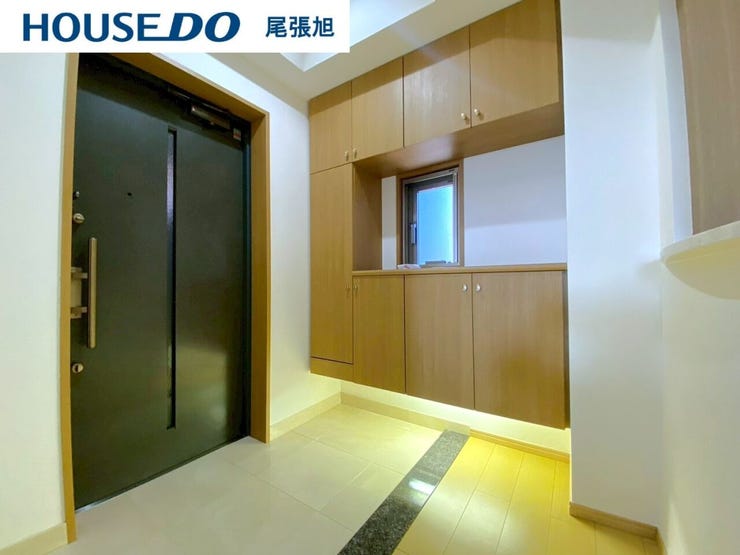 【玄関】大容量のシューズボックスが付いた玄関です。ご家族の靴もすっきり収納できます。綺麗な玄関を保てそうです♪窓も付いており、明るい空間です。帰ってきたくなるマイホームをご家族でつくりあげたいですね♪