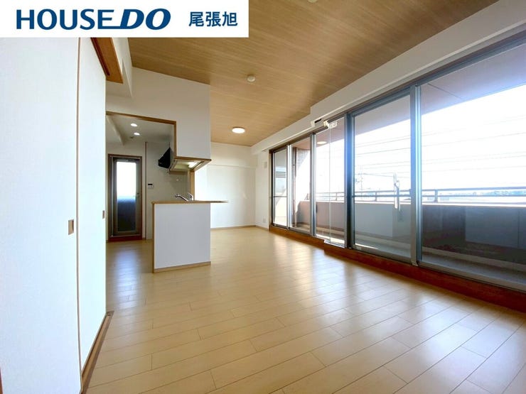 【リビング】大きな窓からは暖かい陽射しが差し込んできます。ソファやテーブルを置いても使いやすい配置で、ご家族そろってゆったりとお寛ぎいただけます。どんな家具を置こうか想像が膨らみます♪