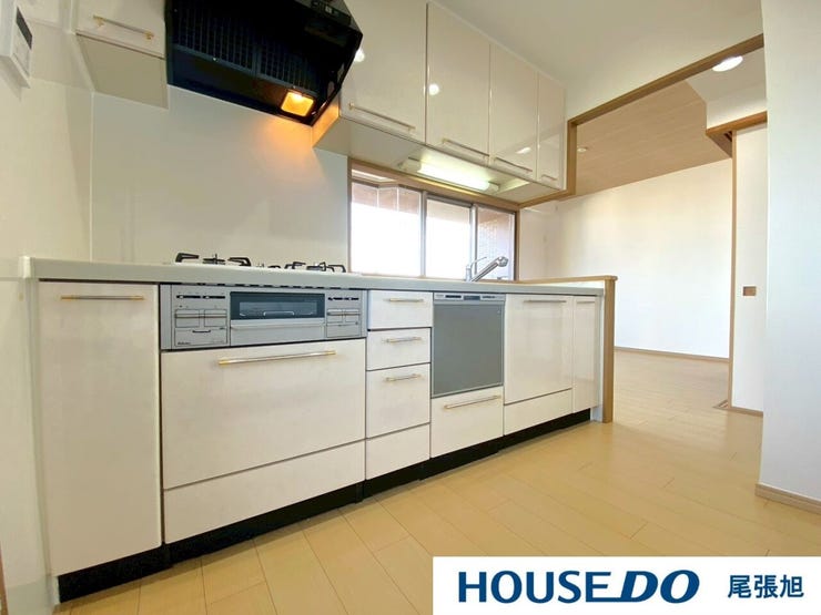 【キッチン】調理道具や食器などをたっぷり収納でき、お手入れも簡単なシステムキッチンを採用しました♪毎日のお料理を効率的にしてくれる動線は「1分でも家事の時間を短縮したい」という思いを叶えてくれます♪